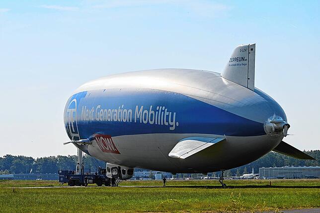 Ein Zeppelin NT ankert auf dem Bodensee-Airport am Masten.