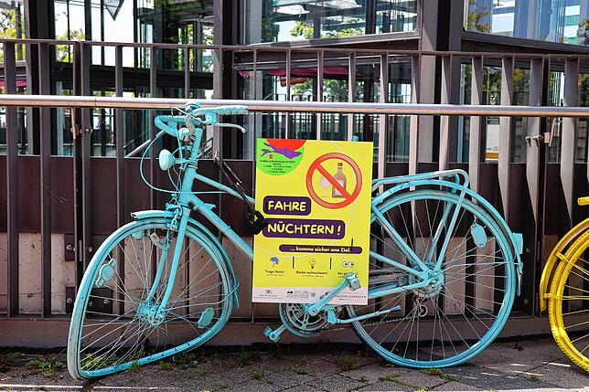 Ein „Crash Bike“ am Parkhaus am See: Die Schrotträder sollen auf die Gefahren beim Radfahren hinweisen.