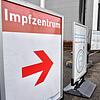 Der Eingang zum Kreisimpfzentrum des Bodenseekreises in der Messehalle A2 in Friedrichshafen