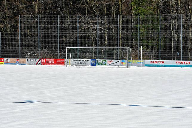 Nein, kein Bild aus dem vergangenen Winter. Auf dem Sportplatz des FC Bergalingen herrscht derzeit wirklich Eiszeit. Das Spielfeld des ...