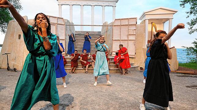 Die Athenerinnen kämpfen für den Frieden: Szene aus &bdquo;Lysistrata &ndash; Streik der Frauen&ldquo; am Kreuzlinger Seeburgtheater.