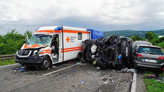 Der Rettungswagen war zum Unfallzeitpunkt in einem Einsatz unterwegs. Massive Schäden zeigen die Wucht des Unfalls.