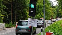 Auf der Landesstraße 220 zwischen Konstanz und Dettingen besteht eine Wanderbaustelle. Anfang der Woche standen sich hier zwei Busse der ...