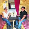 Gäste des Hotzenwaldes können bei Rita und Andreas Gerspach erstmals in heimelig eingerichteten Holzfässern übernachten. Bild: Wolfgang Adam