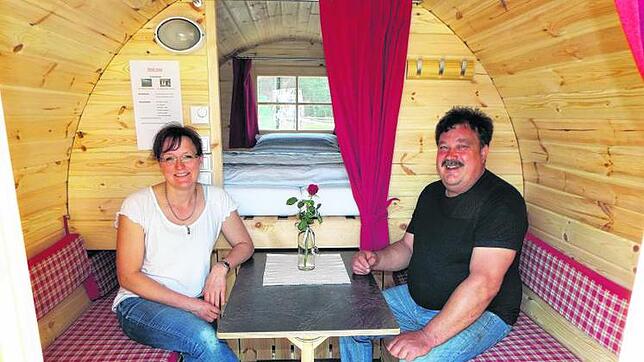 Gäste des Hotzenwaldes können bei Rita und Andreas Gerspach erstmals in heimelig eingerichteten Holzfässern übernachten. Bild: Wolfgang Adam
