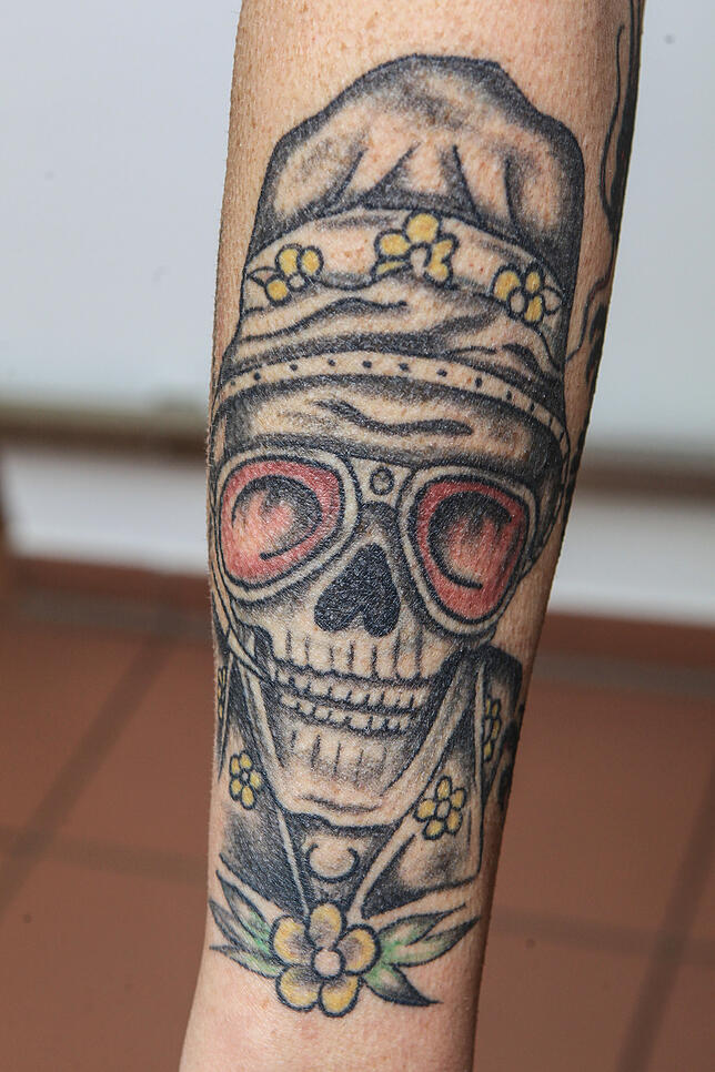 Einer der Totenköpfe, die den Arm von Erik Merz zieren. Es sollen noch mehr Tattoos werden.