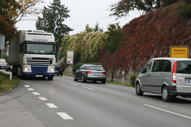 Hier ist immer was los: Die Ortsdurchfahrt der B 31 in Hagnau.