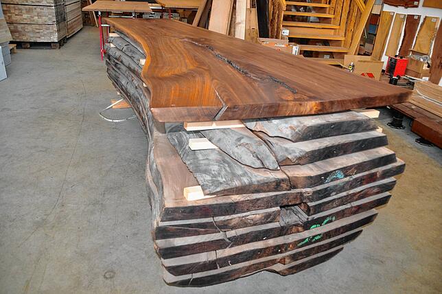 Dieser amerikanische Nussbaum wurde vor Ort in den USA ausgesucht und geschlagen. Dann trat er in einem Container seine Reise nach ...