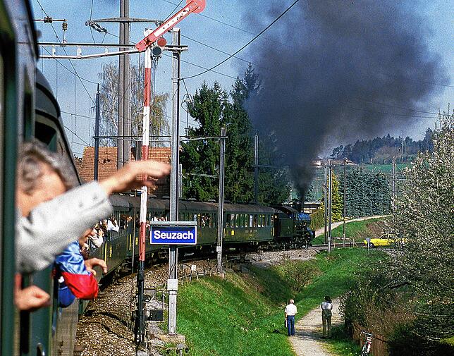 Eisenbahnfreunde haben ihre helle Freude, wenn die Dampflok schwarzen Rauch ausstößt. Dieses Foto, aufgenommen bei einer Sonderfahrt ...