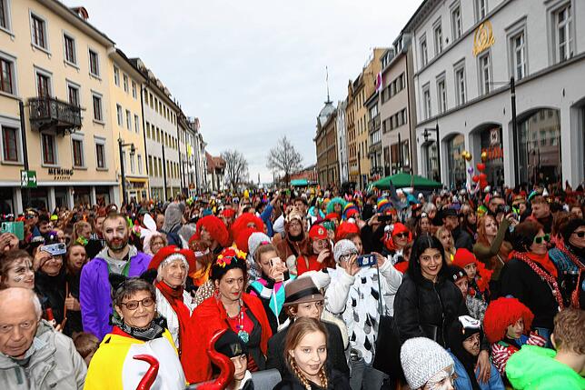 Bild 29: Schmotziger Dunschtig 2024: Die Marktstätte ist komplett in Narrenhand!