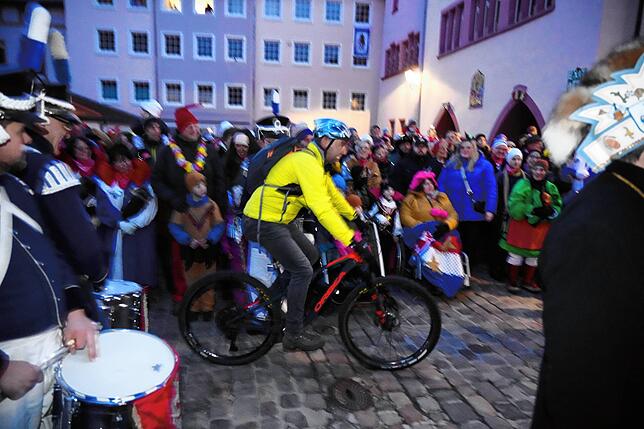 Bild 6: Fasnet Villingen: Die Narren holen sich ihren Rathausschlüssel vom OB