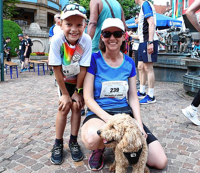 Sohnemann Thomas und Mama Michaela Lewis sind mit ihrem Vierbeiner Timmy auf der Strecke. Timmy schafft immerhin drei Runden.