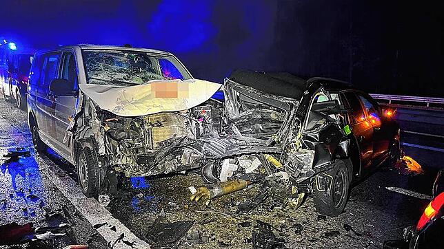 Der Autobahnzubringer bei Suhr gleicht einem Trümmerfeld. Diese Autos sind nur noch Schrott.