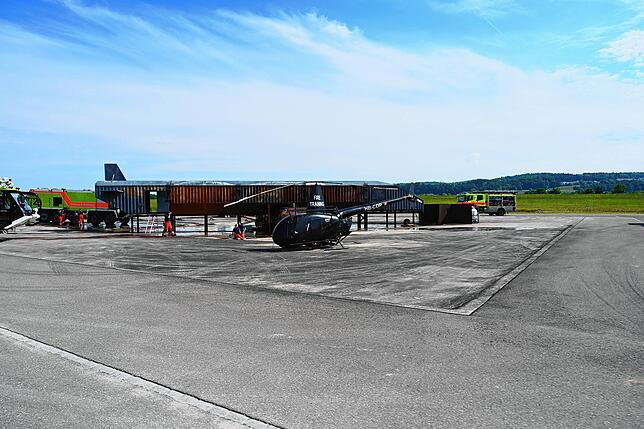 Die Einsatzkräfte der Flughafen eigenen Feuerwehr üben einen Ernstfall.
