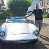Der Markdorfer Patrick Müller neben dem Devin D: Der Wagen war das erste Auto seines Vaters.
