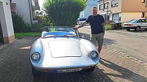 Der Markdorfer Patrick Müller neben dem Devin D: Der Wagen war das erste Auto seines Vaters.
