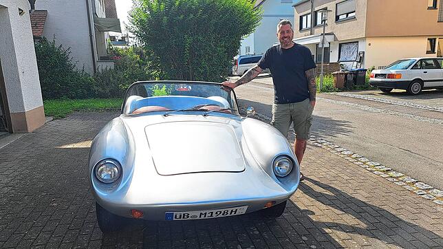 Der Markdorfer Patrick Müller neben dem Devin D: Der Wagen war das erste Auto seines Vaters.