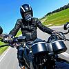 Kein Problem: Ein Motorradfahrer düst in offener Landschaft. Er dürfte niemanden stören.