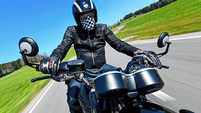 Kein Problem: Ein Motorradfahrer düst in offener Landschaft. Er dürfte niemanden stören.
