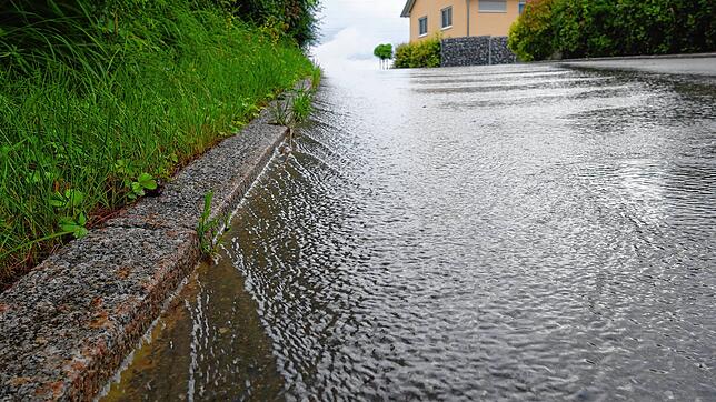 Wasser wo keines sein sollte: Im gesamten Stadtgebiet von Engen kam es von Donnerstag auf Freitag zu Überschwemmungen. Das Bild zeigt ...