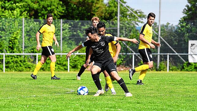 Cihan Turan (FV Marbach, am Ball) und Ahmet Keysan (FC Gutmadingen) duellieren sich. Obwohl der FV Marbach 1:0 in Führung ging, musste ...