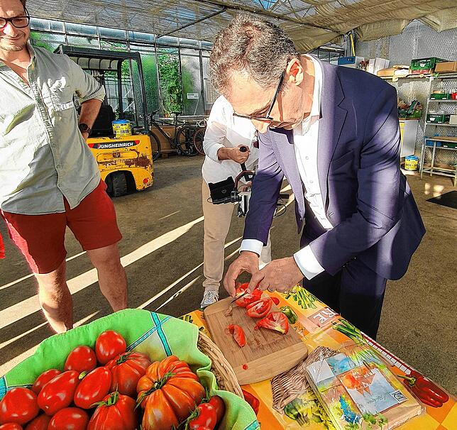 Tomaten satt: Probieren gehört für einen Agrarminister dazu. Bio-Gemüsebauer Manuel Uricher (links) freut es.