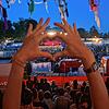 Ein Herz für dieses Festival: Auf der Bühne spielt Lea beim abschließenden Höhepunkt des Campus-Festivals, und 20.000 Gäste feiern mit.