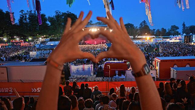 Ein Herz für dieses Festival: Auf der Bühne spielt Lea beim abschließenden Höhepunkt des Campus-Festivals, und 20.000 Gäste feiern mit.
