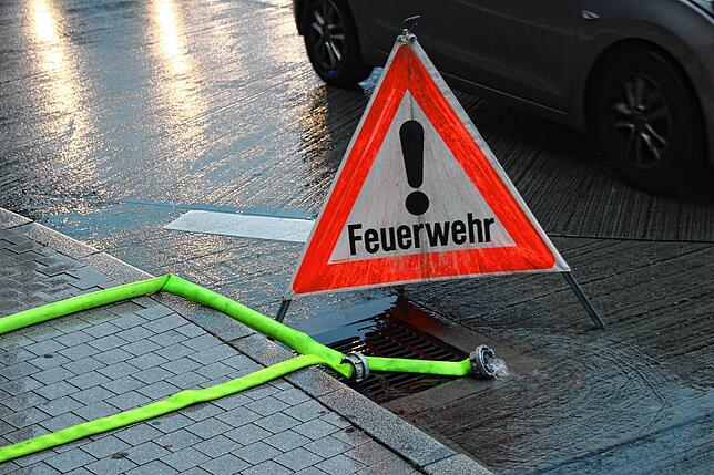 Bild 11: Heftiges Unwetter im Hegau: Auch Autos schwimmen davon!