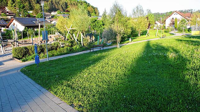 Der Teil des Spielplatzes „Ortsmitte“ beim Rathaus Eggingen, der ungeschützt der Sonne ausgesetzt ist, soll mit einem Sonnensegel ...