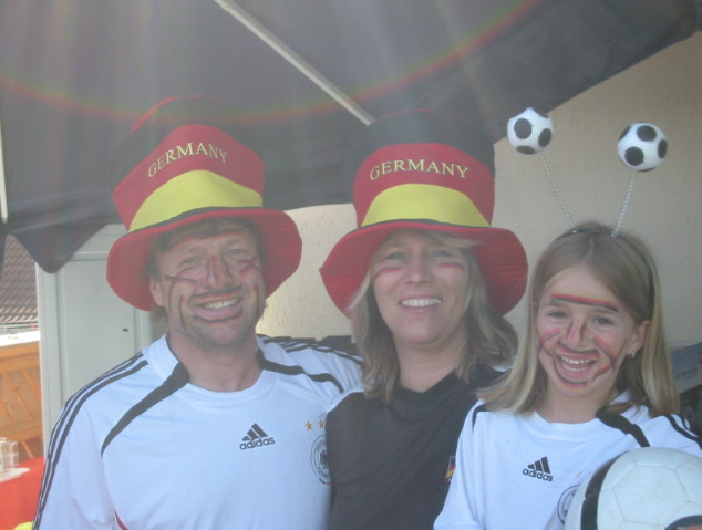 Fußball-Fan von klein auf: Giulia Gwinn (re.) mit ihren Eltern Florian und Gabi Gwinn