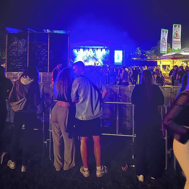 Die hellerleuchtete Bühne des Campus-Festivals.