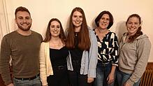 Timo Schrieder ehrt die Jubilarinnen für 15 Jahre Treue (von links): Jessica Schmid, Isabell Dannenberger und Susanne Wehrle, rechts ...