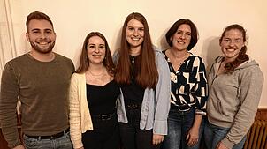 Timo Schrieder ehrt die Jubilarinnen für 15 Jahre Treue (von links): Jessica Schmid, Isabell Dannenberger und Susanne Wehrle, rechts ...