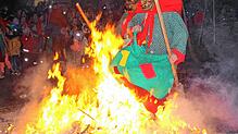 Bild : Hexensonntag: Urige Hexengestalten, Umzug und Hexenfeuer begeistern Besucher