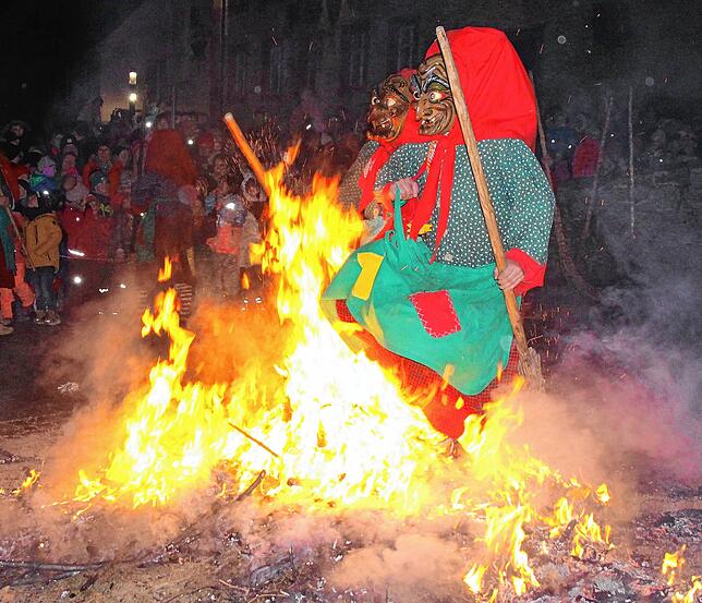 Bild 1: Hexensonntag: Urige Hexengestalten, Umzug und Hexenfeuer begeistern Besucher