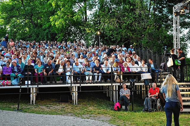 Die vollbesetzte Zuschauertribüne bei der Premiere von &bdquo;Zwischen den Welten&ldquo; sorgte für Freude beim Theaterverein ...