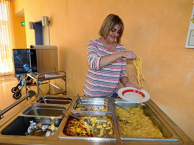 Susanne Hanser beim Schöpfen des Mittagessens, das die Bewohner gemeinsam einnehmen.