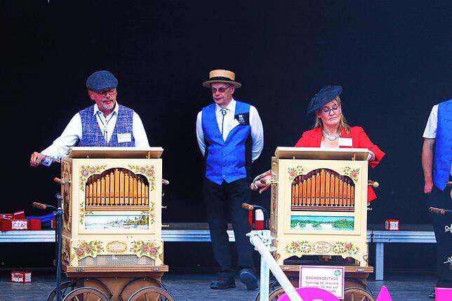 Spielten zum Abschluss des Drehorgelkonzertes auf der Seebühne &bdquo;I am Sailing&ldquo; als Duo: Rafael und Friedlinde Engesser, das ...
