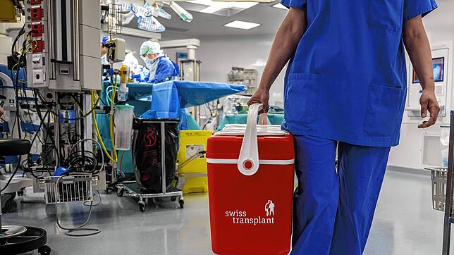 Die Organe eines Toten werden in einer Eisbox aus dem Operationssaal eines Krankenhauses im schweizerischen Genf gebracht. Die Schweizer ...