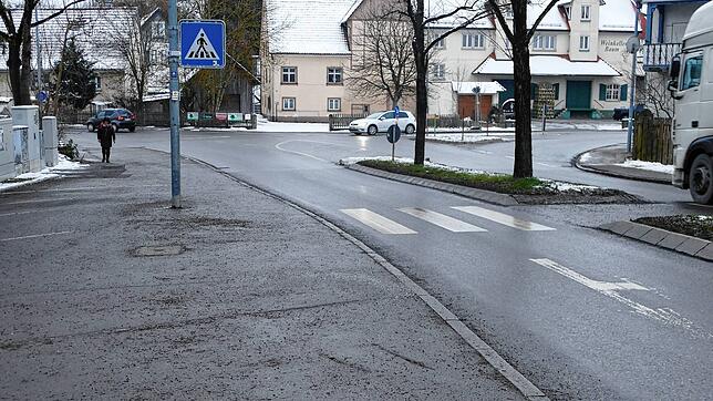 Ein Teilprojekt im dritten Sanierungsabschnitt Schaffhauser Straße: Der Bereich zwischen Friedhofparkplatz (links) und Kreuzung ...