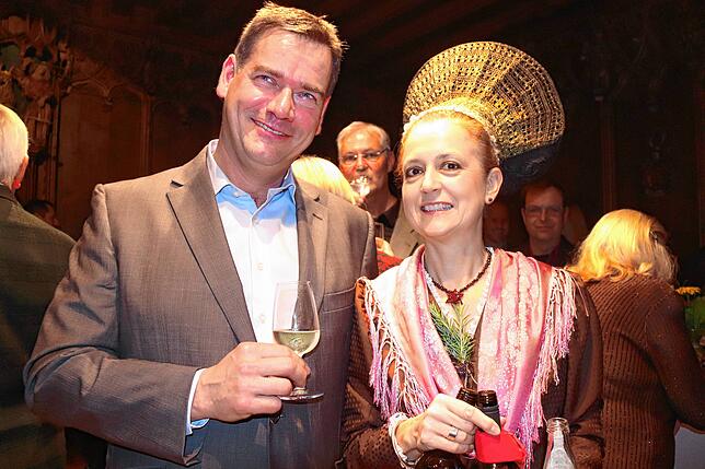Eric Hueber, 1. Platzmeister der Schwerttanzkompanie, und Carola Döring vom Überlinger Trachtenbund.