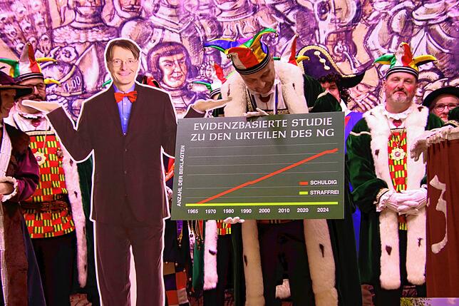 Illustre Alternative: Weil Lauterbachs Flug gecancelt wurde, behelfen sich die Narren am Donnerstagvormittag mit einer Papp-Alternative ...