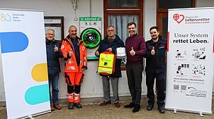 Sie wissen, dass ein automatisierter Defibrillator oder auch AED im Notfall Leben retten kann, von links: Hubert Köstner, Vorstand ...