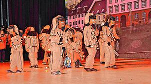 Die Zukunft der Fasnet: Die kleinen Hästräger präsentieren beim Zunftball auf der Kurhausbühne stolz den einstudierten ...