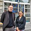 Hans-Georg Hofmann, der neue Intendant der Bodensee Philharmonie, und Corinna Bruggaier, Leiterin des Stockacher Kulturamts vor dem ...