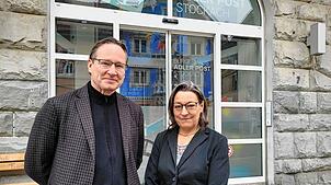 Hans-Georg Hofmann, der neue Intendant der Bodensee Philharmonie, und Corinna Bruggaier, Leiterin des Stockacher Kulturamts vor dem ...