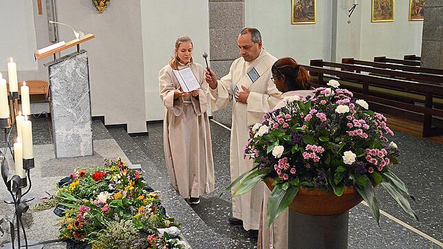 An Mariä Himmelfahrt segnet Diakon Klaus-Dieter Sembach in Schönwald die von den Gläubigen mitgebrachten Kräuter und Blumen.