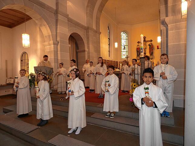 Birndorf: Zwölf Jungen und Mädchen feierten in dem von Pfarrer Klaus Fietz zelebrierten Festgottesdienst in Birndorf ihre Erstkommunion. ...