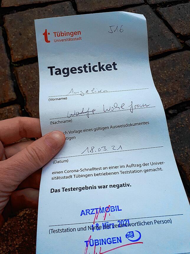 So sieht das Tübinger Tagesticket aus. Frisch getestet, öffnet es die Türen in Tübingens Altstadt.